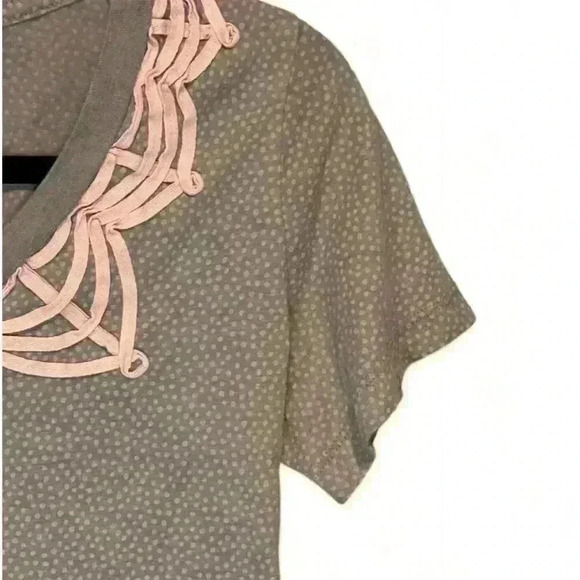 Fossil Women's  V-Neck Short Sleeve Gray Top w pink embroidery Size Large - Picture 2 of 7